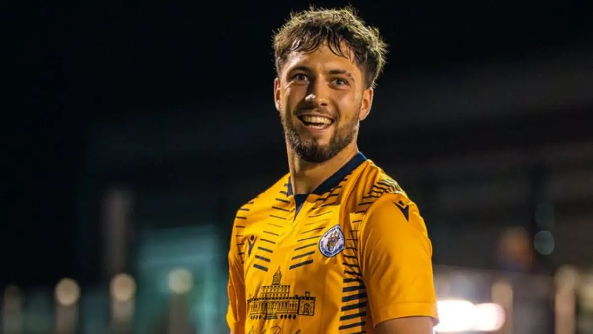 ‘Bare Bones’ Slough Town Break Fa Piala FA Deadlock