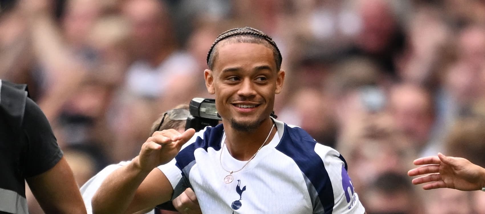 Simons membawa kreativitas ke lini tengah Spurs